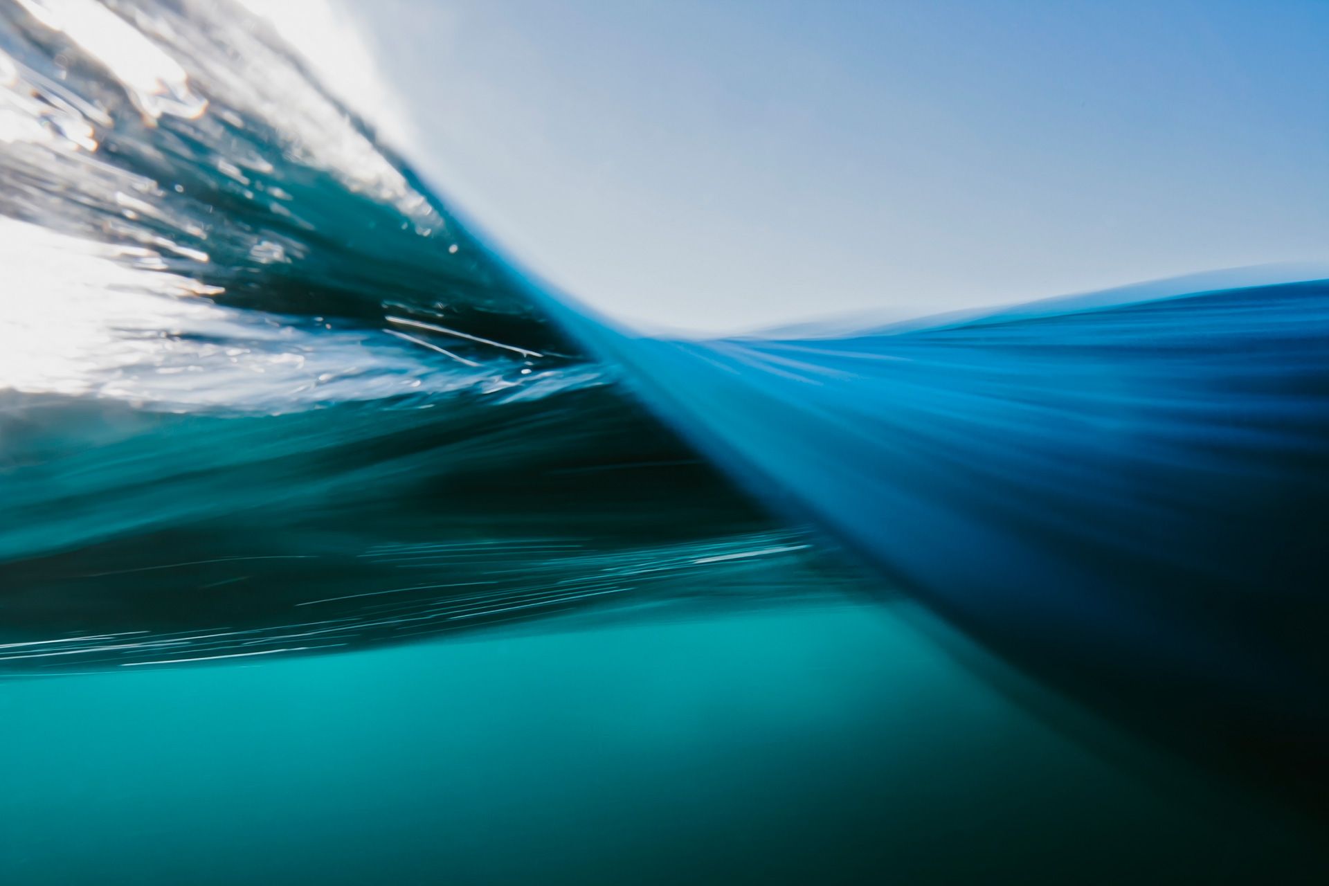 Geteilte Ansicht des blauen Ozeanwassers unter und über der Oberfläche als Symbolfoto für Maßnahmen zu Nachhaltigkeit