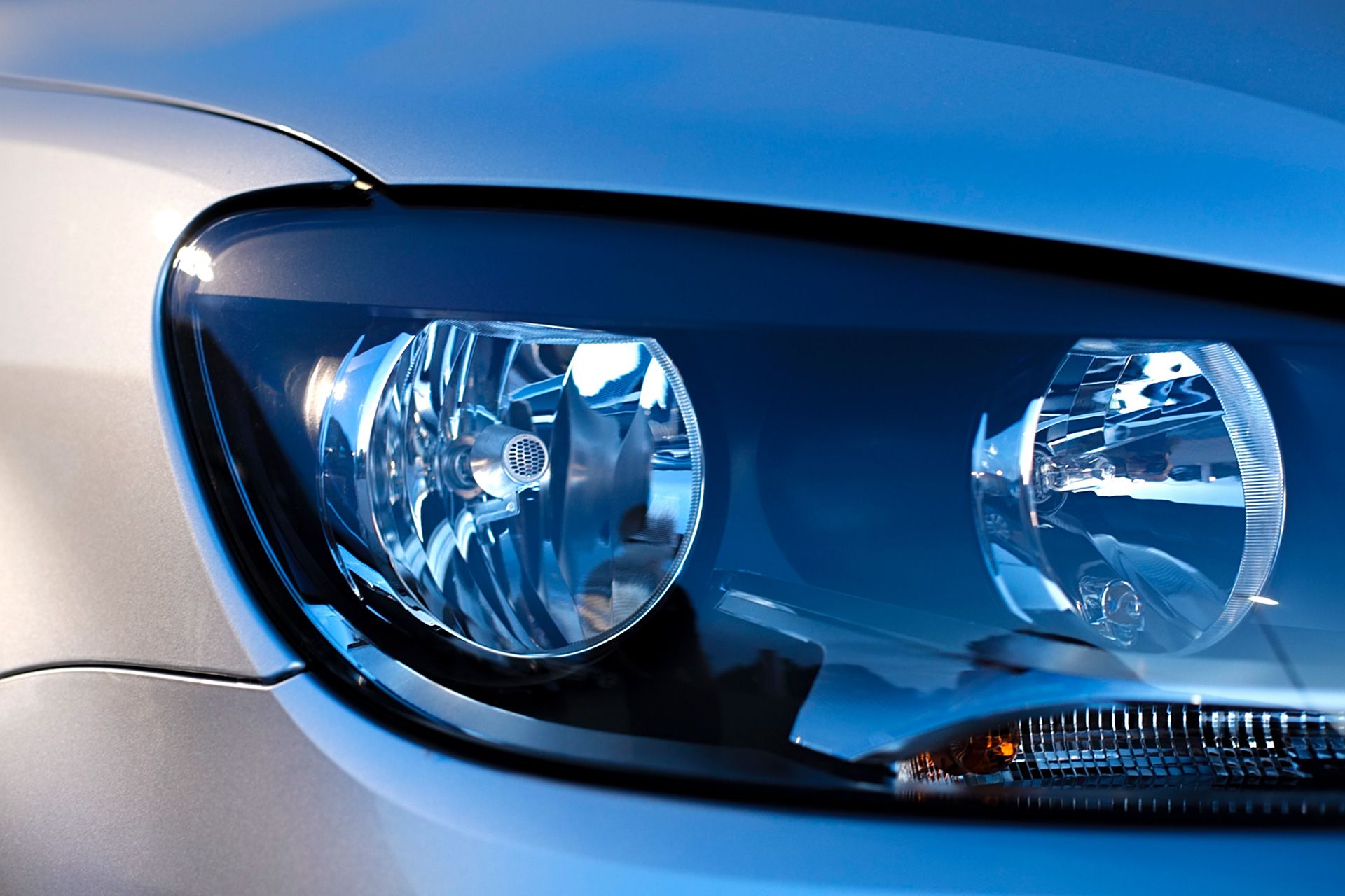 Exklusive Oberflächenveredelung für Automotive: Nahaufnahme Scheinwerfer als Symbolbild